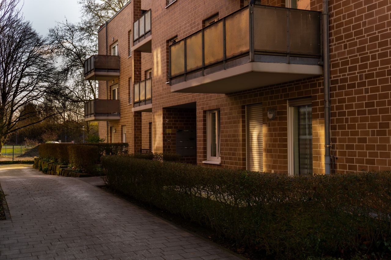 A modern apartment building in Kamen, Germany during a sunny afternoon.